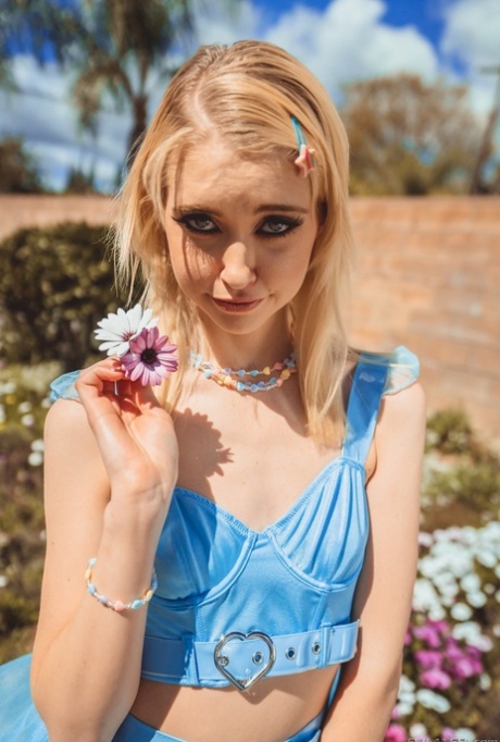 Young looking blonde princess Chloe Cherry wraps her lips around a BBC 96471583