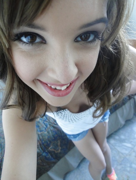 Teen coed babe Jaslene Jade spreading her legs and shows her pussy 80886349